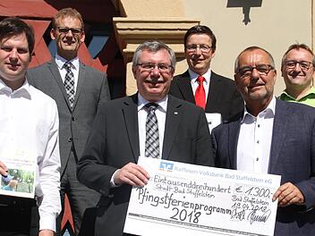 Sie stellten das neue Pfingstferienprogramm vor (v. li.): Jugendbeauftragter Holger Then, Geschäftsstellenleiter Jochen Pfeifer, Bankdirektor Michael Lieb (beide Raiffeisen-Volksbank Bad Staffelstein), Markus Engel (Sparkasse Coburg-Lichtenfels), Bürgermeister Jürgen Kohmann und Markus Alin vom Kur- und Tourismus-Service.Gerda Völk