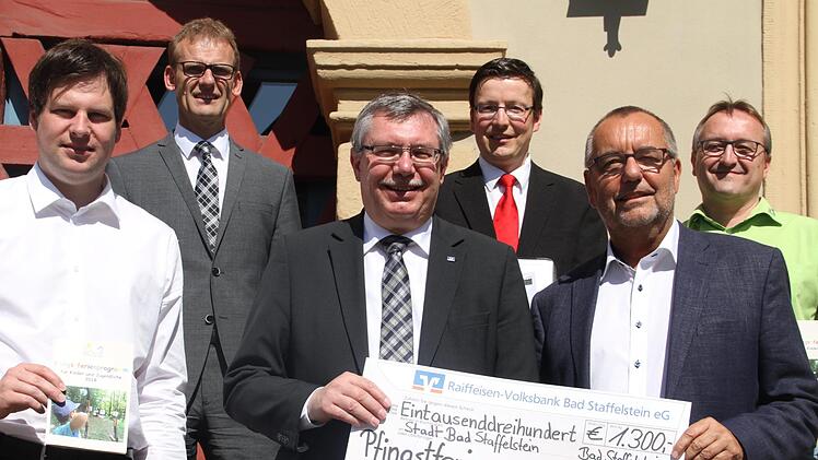 Sie stellten das neue Pfingstferienprogramm vor (v. li.): Jugendbeauftragter Holger Then, Geschäftsstellenleiter Jochen Pfeifer, Bankdirektor Michael Lieb (beide Raiffeisen-Volksbank Bad Staffelstein), Markus Engel (Sparkasse Coburg-Lichtenfels), Bürgermeister Jürgen Kohmann und Markus Alin vom Kur- und Tourismus-Service.Gerda Völk