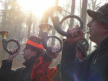 Jäger blasen ins Horn. Foto: Archiv/Arkadius Guzy