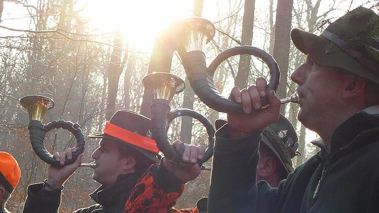 Jäger blasen ins Horn. Foto: Archiv/Arkadius Guzy