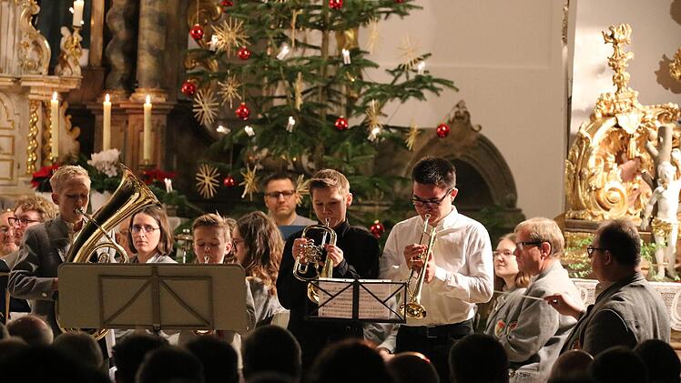 Die Nachwuchsmusiker der Blaskapelle Oberbach präsentieren "O Tannenbaum" und "Es wird scho glei dumba" unter der Leitung von Heiko Fuchs. Foto: Sebastian Schmitt