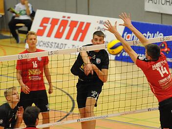 Im Hinspiel in der Saaletalhalle hielten die Hammelburg Volleys - hier (von links) Hannes Krochmann, Lukas Spachmann und Luca Dierks - phasenweise gut mit dem Favoriten aus Eltmann mit. Im R&uuml;ckspiel geht es vor gro&szlig;er Kulisse in die Brose Arena in Bamberg. ssp