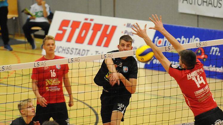 Im Hinspiel in der Saaletalhalle hielten die Hammelburg Volleys - hier (von links) Hannes Krochmann, Lukas Spachmann und Luca Dierks - phasenweise gut mit dem Favoriten aus Eltmann mit. Im R&uuml;ckspiel geht es vor gro&szlig;er Kulisse in die Brose Arena in Bamberg. ssp