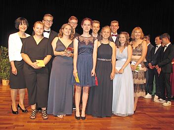 Die Jahrgangsbesten der Mittlere-Reife-Prüfung an der Staatlichen Realschule Coburg I zusammen mit den Schülersprechern und Realschuldirektorin Susanne Carl.  Foto: Martin Koch