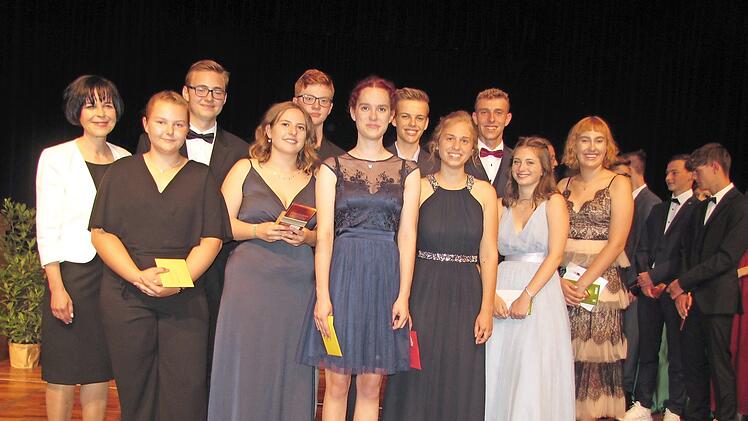 Die Jahrgangsbesten der Mittlere-Reife-Prüfung an der Staatlichen Realschule Coburg I zusammen mit den Schülersprechern und Realschuldirektorin Susanne Carl.  Foto: Martin Koch
