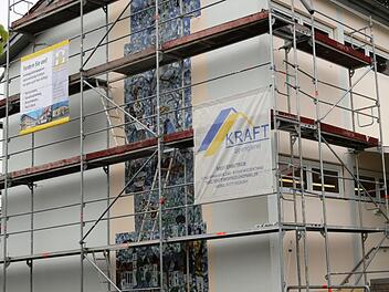 Die Fassade der Grundschule Wiesenthau ist eingerüstet. Das Mosaik wird an der Außenseite verschwinden, weil er von der Isolierung verdeckt werden wird. Foto: Franz Galster