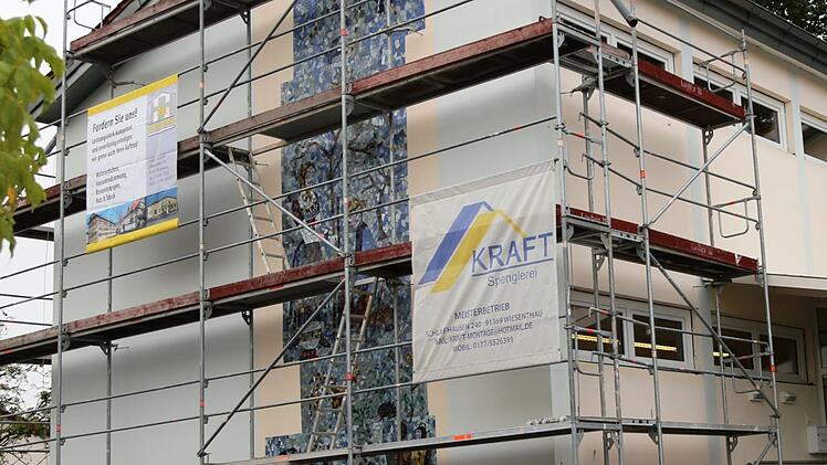 Die Fassade der Grundschule Wiesenthau ist eingerüstet. Das Mosaik wird an der Außenseite verschwinden, weil er von der Isolierung verdeckt werden wird. Foto: Franz Galster