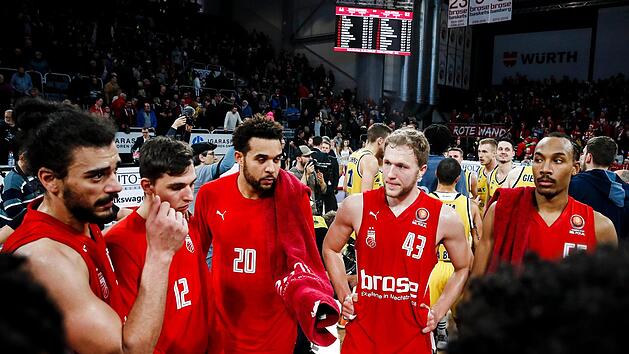 Entt&auml;uschte Bamberger nach der herben Abfuhr (von links): Assem Marei, der nicht eingesetzte Moritz Plescher, Kapit&auml;n Elias Harris, Christian Sengfelder und Darion Atkins Foto: Daniel L&ouml;b