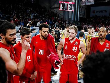 Entt&auml;uschte Bamberger nach der herben Abfuhr (von links): Assem Marei, der nicht eingesetzte Moritz Plescher, Kapit&auml;n Elias Harris, Christian Sengfelder und Darion Atkins Foto: Daniel L&ouml;b