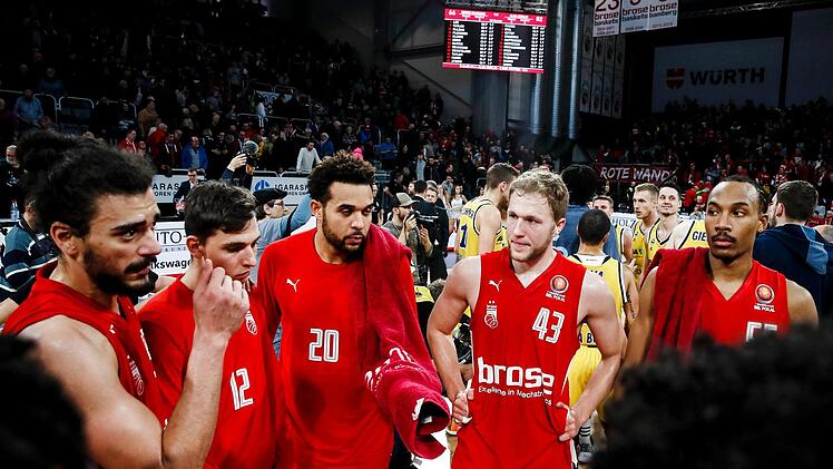 Entt&auml;uschte Bamberger nach der herben Abfuhr (von links): Assem Marei, der nicht eingesetzte Moritz Plescher, Kapit&auml;n Elias Harris, Christian Sengfelder und Darion Atkins Foto: Daniel L&ouml;b