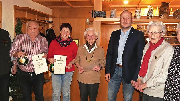 Ehrungen bei der Ortsgruppe Wirsberg des Frankenwaldvereins, von links: Wegewart Gerhard L&ouml;w, Hans und Heidi Holhut, Inge Baumbach, B&uuml;rgermeister Jochen Trier, Elfriede Jakwert und Obfrau Erika Lauterbach