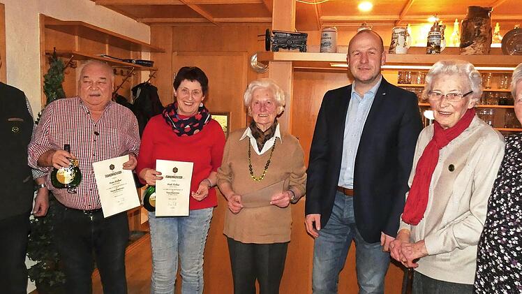 Ehrungen bei der Ortsgruppe Wirsberg des Frankenwaldvereins, von links: Wegewart Gerhard Löw, Hans und Heidi Holhut, Inge Baumbach, Bürgermeister Jochen Trier, Elfriede Jakwert und Obfrau Erika Lauterbach