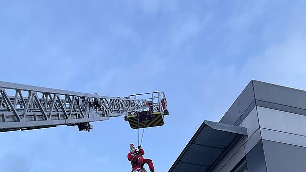 Würzburg: Feuerwehr-Nikoläuse seilen sich an der Kinderklinik ab