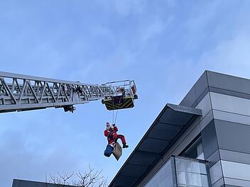 Würzburg: Feuerwehr-Nikoläuse seilen sich an der Kinderklinik ab