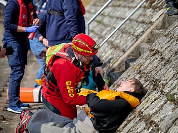 Gro&szlig;&uuml;bung auf dem Main-Donau-Kanal: Rettungskr&auml;fte trainieren in Bamberg