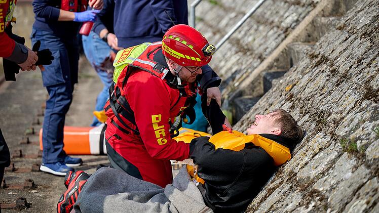 Gro&szlig;&uuml;bung auf dem Main-Donau-Kanal: Rettungskr&auml;fte trainieren in Bamberg