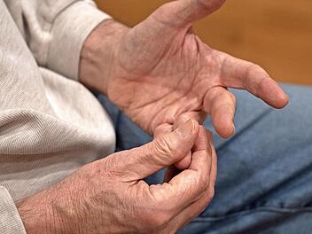 Bei Parkinson-Erkrankten l&auml;sst die Feinmotorik nach. Davon sind vor allem die H&auml;nde betroffen.