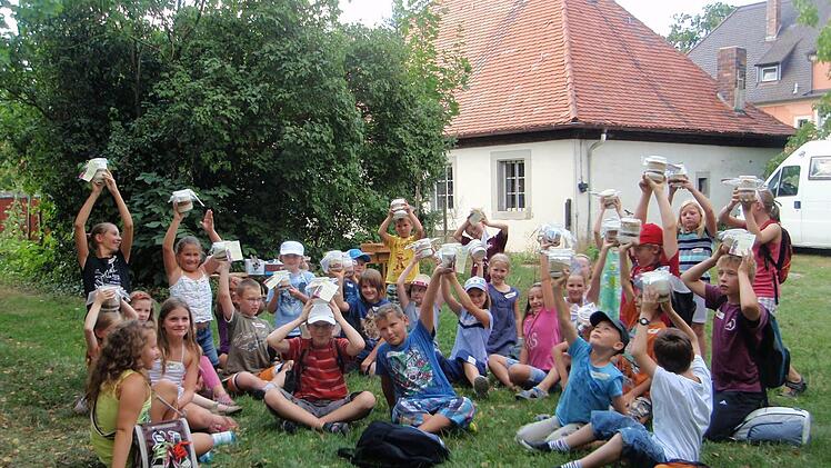 Viel Spaß hatten die Wiesentheider Kinder bei der Ferienpassaktion des Weltladens. Sie mischten sich dabei auch eine Schokobrownie-Mischung,  die in Weckgläsern zu leckeren Muffins gebacken wurde. Foto:  privat