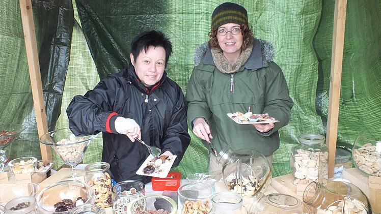 Judith Düster und Birgid May verkauften selbstgebackene Plätzchen.