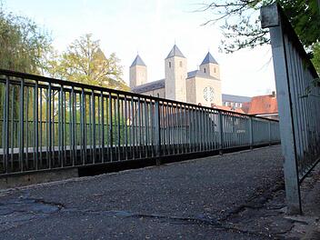 Die marode Fußgängerbrücke in Münsterschwarzach wird im kommenden Jahr abgerissen und durch ein neues Brückenbauwerk nach Kitzinger Gartenschau-Vorbild ersetzt. Foto: Pfannes