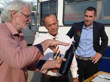 Schauspieler Heiner Lauterbach (Mitte) war für Dreharbeiten in Thurnau. Abends trug er sich ins Gästebuch des Marktes ein und erhielt von Bürgermeister Martin Bernreuther (rechts) und dessen Stellvertreter Veit Pöhlmann fränkische Spezialitäten geschenkt.  Foto: Jürgen Gärtner