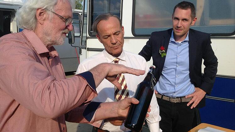 Schauspieler Heiner Lauterbach (Mitte) war für Dreharbeiten in Thurnau. Abends trug er sich ins Gästebuch des Marktes ein und erhielt von Bürgermeister Martin Bernreuther (rechts) und dessen Stellvertreter Veit Pöhlmann fränkische Spezialitäten geschenkt.  Foto: Jürgen Gärtner