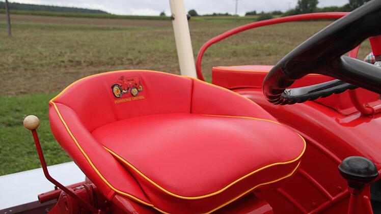 Porsche verpflichtet: Sogar der Traktorsitz ist bestickt. Foto: Sonja Adam