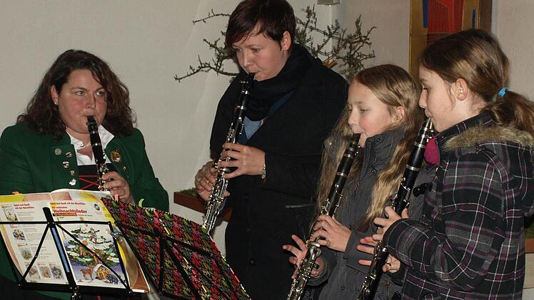 Unter der Leitung von Andrea Echanitz-Gerhard (links) spielten Jungmusiker in einem Klarinettenquartett weihnachtliche Weisen.