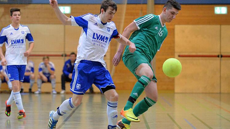 A-Jugend: Die SG Kersbach/Pinzberg (grüne Trikots) und die SpVgg Etzelskirchen trennten sich in der Gruppenphase mit 1:1