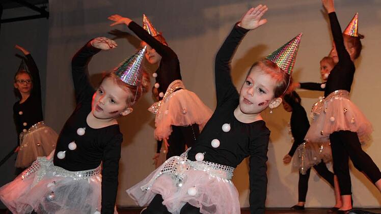 auch diese kleinen Tänzerinnen zeigten bei zwei Auftritten, was sie alles können.  Foto: Mathias Erlwein