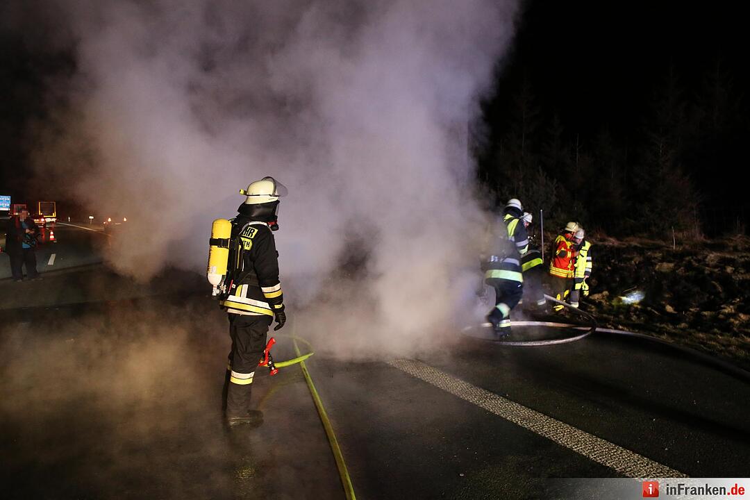 Pkw geht auf der A9 in Flammen auf