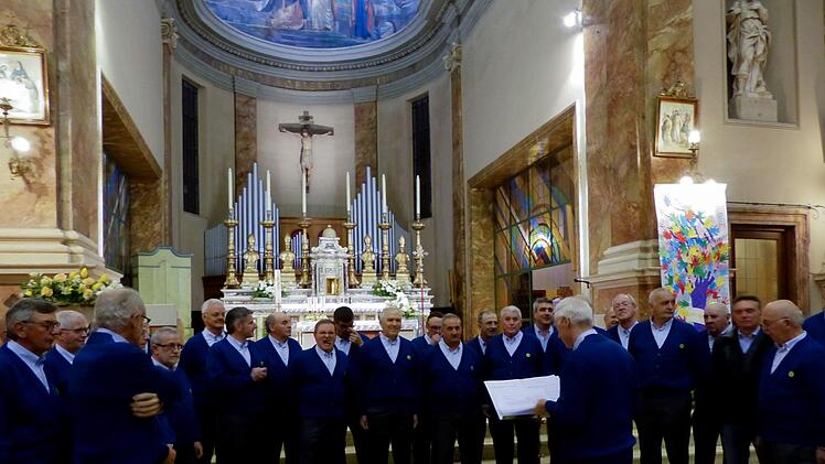 Zusammen mit "Teens in Takt" und Chor Intakt gestaltete der Veroneser Chor "La Parete" ein rund eineinhalbstündiges Konzert in der Kirche Santa Lucia in Verona.Christian Ziegler