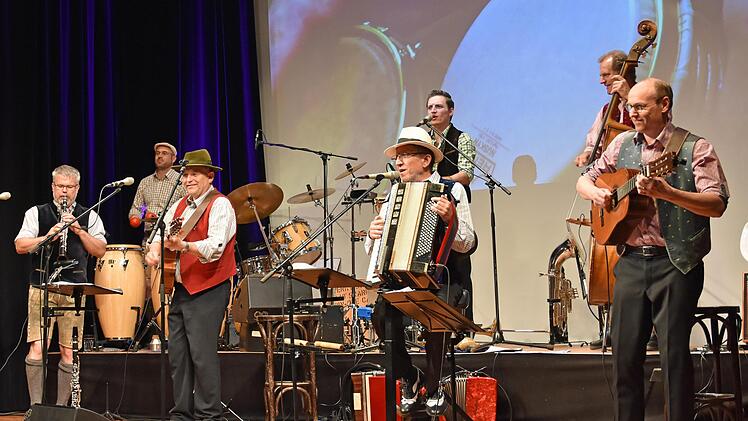 Ihre Musik geht direkt ins Blut: "Die CubaBoarischen" gaben auf Einladung des Kulturamts  in der  Stadthalle in Haßfurt ein Konzert.