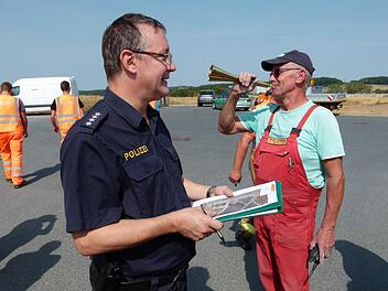 Das Warnsignal bläst Sprengmeister Reinhard Weiß (rechts) im Beisein von Roland Eibl von der Polizeiinspektion Coburg. Foto: Lothar Weidner