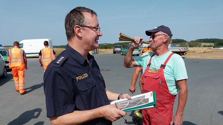 Das Warnsignal bläst Sprengmeister Reinhard Weiß (rechts) im Beisein von Roland Eibl von der Polizeiinspektion Coburg. Foto: Lothar Weidner