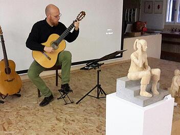 Bildende Kunst und Musik ergänzen sich. Carlo Hilsdorf findet zu den unterschiedlichen Veranstaltungen in der Galerie stets die passenden Gitarrenstücke, mit denen er beispielsweise die Vernissagen untermalt.                               Foto: Rolf Pralle
