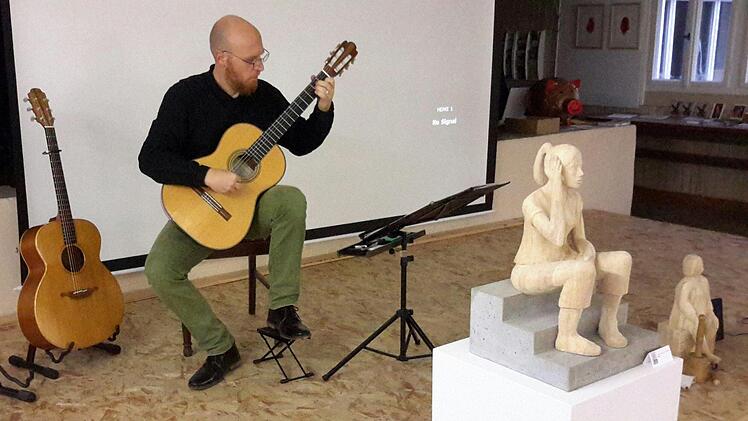 Bildende Kunst und Musik ergänzen sich. Carlo Hilsdorf findet zu den unterschiedlichen Veranstaltungen in der Galerie stets die passenden Gitarrenstücke, mit denen er beispielsweise die Vernissagen untermalt.                               Foto: Rolf Pralle