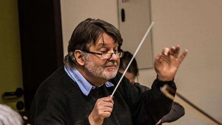 Mit dem Orchester der Musikfreunde Neustadt und der Solistin Hanna Pyrozhkova probt Hans Stähli das Cellokonzert von Jacques Offenbach.Foto: Jochen Berger