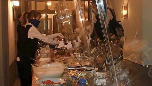 Sicherheit vermitteln den Seminargästen in der Hanns-Seidel-Stiftung in Kloster Banz unter anderem die großen Plexiglasscheiben, die an den Buffets aufgebaut sind. Fotos: Matthias Einwag