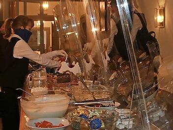 Sicherheit vermitteln den Seminargästen in der Hanns-Seidel-Stiftung in Kloster Banz unter anderem die großen Plexiglasscheiben, die an den Buffets aufgebaut sind. Fotos: Matthias Einwag