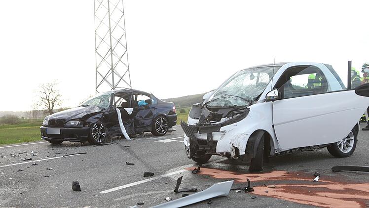 Im Kreis Ansbach wurde ein 18-J&auml;hriger bei einem Autounfall auf der B13 schwer verletzt.