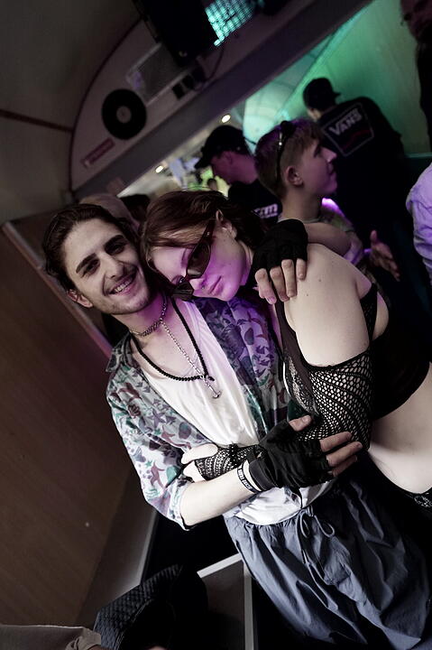Party im Zug - Raver*innen tanzen zu Techno-Beats