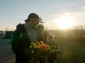 Am Geburtstag seiner verstorbenen Frau Moni besuchen J&ouml;rn und seine beiden Kinder das Grab von Moni im Friedwald.
