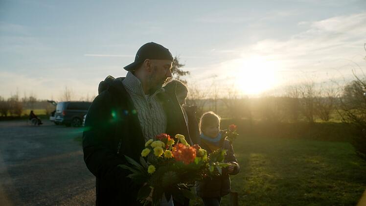 Am Geburtstag seiner verstorbenen Frau Moni besuchen J&ouml;rn und seine beiden Kinder das Grab von Moni im Friedwald.