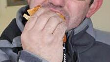 Rainer Gremm isst fast täglich Fast Food in der Mittagspause. Diesmal hat er sich für Bratwürste entschieden.