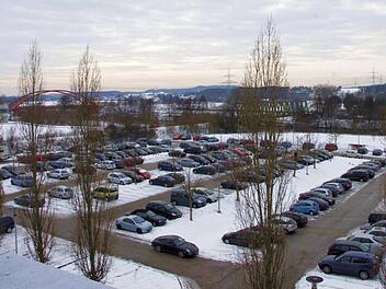 Wo jetzt noch Autos parken, baut Siemens von 2013 bis 2015 ein modernes Industriegebäude  Foto: Nikolas Pelke