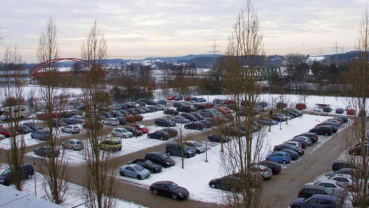 Wo jetzt noch Autos parken, baut Siemens von 2013 bis 2015 ein modernes Industriegebäude  Foto: Nikolas Pelke