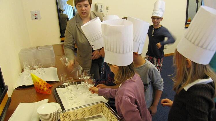 "Gläser immer am Stiel anfassen", erläutert Restaurant-Leiterin Nathalie Bauer.