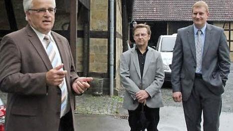 Bürgermeister Rainer Marr (links) erläutert die Pläne für die Domäne.