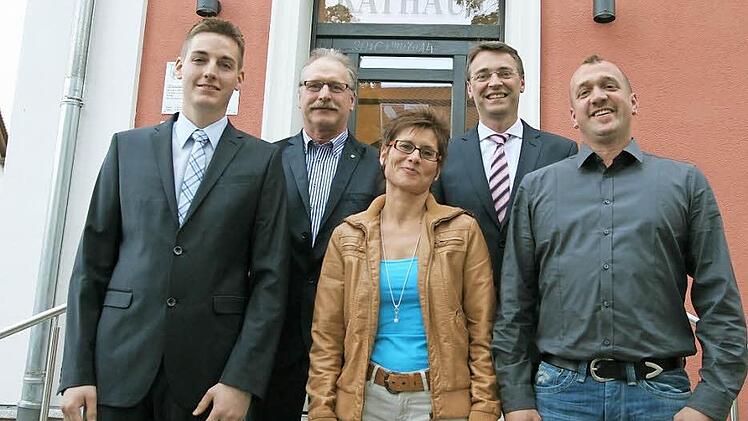Pettstadts neuer Erster Bürgermeister Jochen Hack (hinten rechts) und der im Amt bestätigte Zweite Bürgermeister Friedrich Linz (hinten links) begrüßten als neue Gemeinderäte Sebastian Dennerlein (CSU), Manuela Schönhofer (BNL) und Oliver Schlicht (FWG), vordere Reihe von links. Foto: Werner Baier